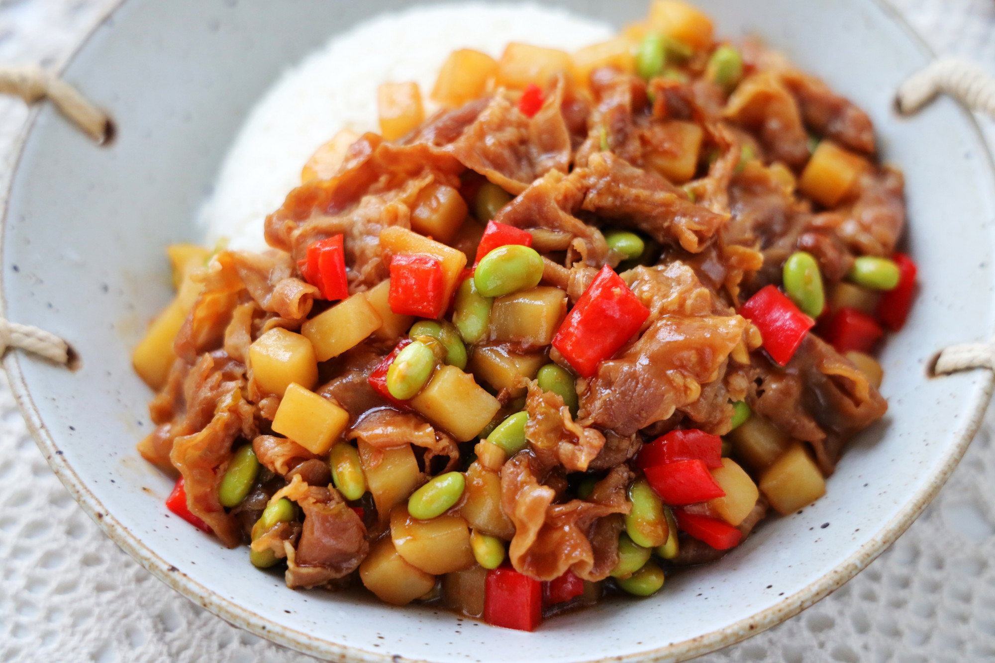 入冬必備的懶人飯，有肉有菜，省時省力，濃濃的湯汁拌米飯，太香