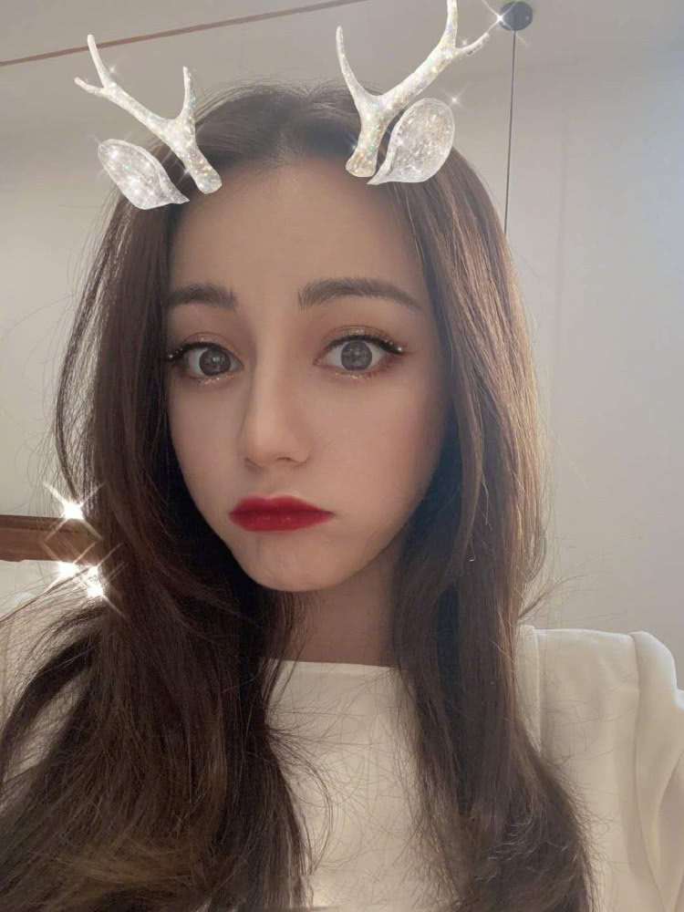 迪丽热巴连晒18张自拍照，御姐和可爱画风百变，对镜放闪超撩人