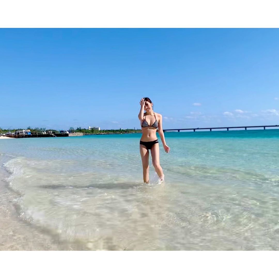 日本akb48板野友美海边写真 罕见秀性感 小身材还蛮有料 天天看点