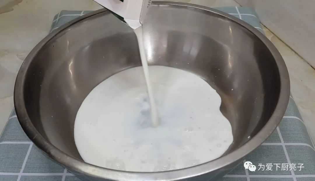 夏日自制冰淇淋做法，冰箱一放，简单好吃无添加，孩子天天嚷着吃