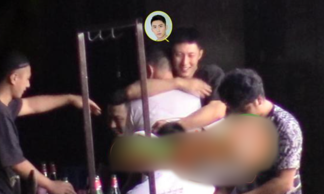 黄景瑜街头撸串，喝醉酒后对身旁男友人搂腰勾脖放飞自我