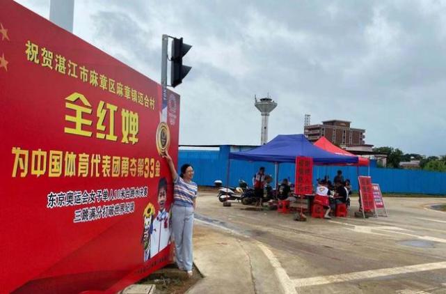 终于接受采访！全红婵被一群记者围住，婵妹：先回家见爸妈再去玩