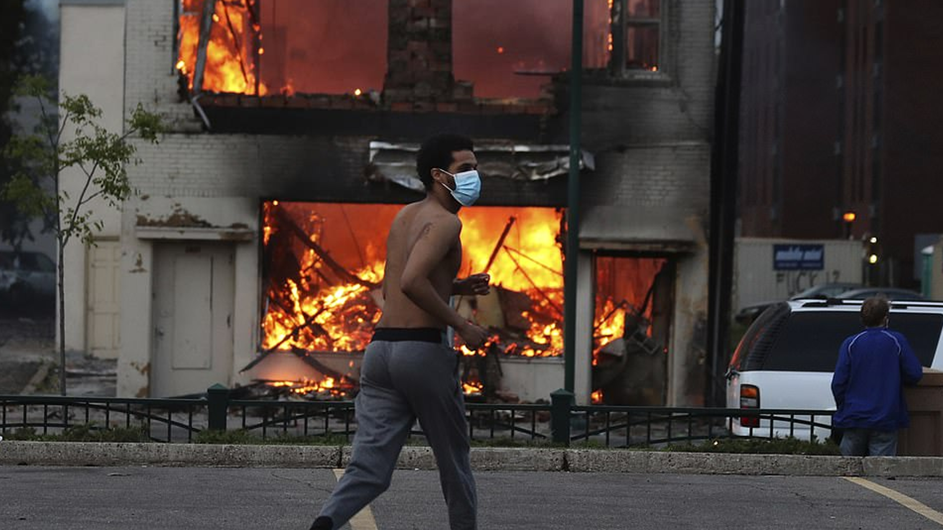 暴动者攻占警察局，直接点火烧毁，美国明尼苏达州不断冲突升级