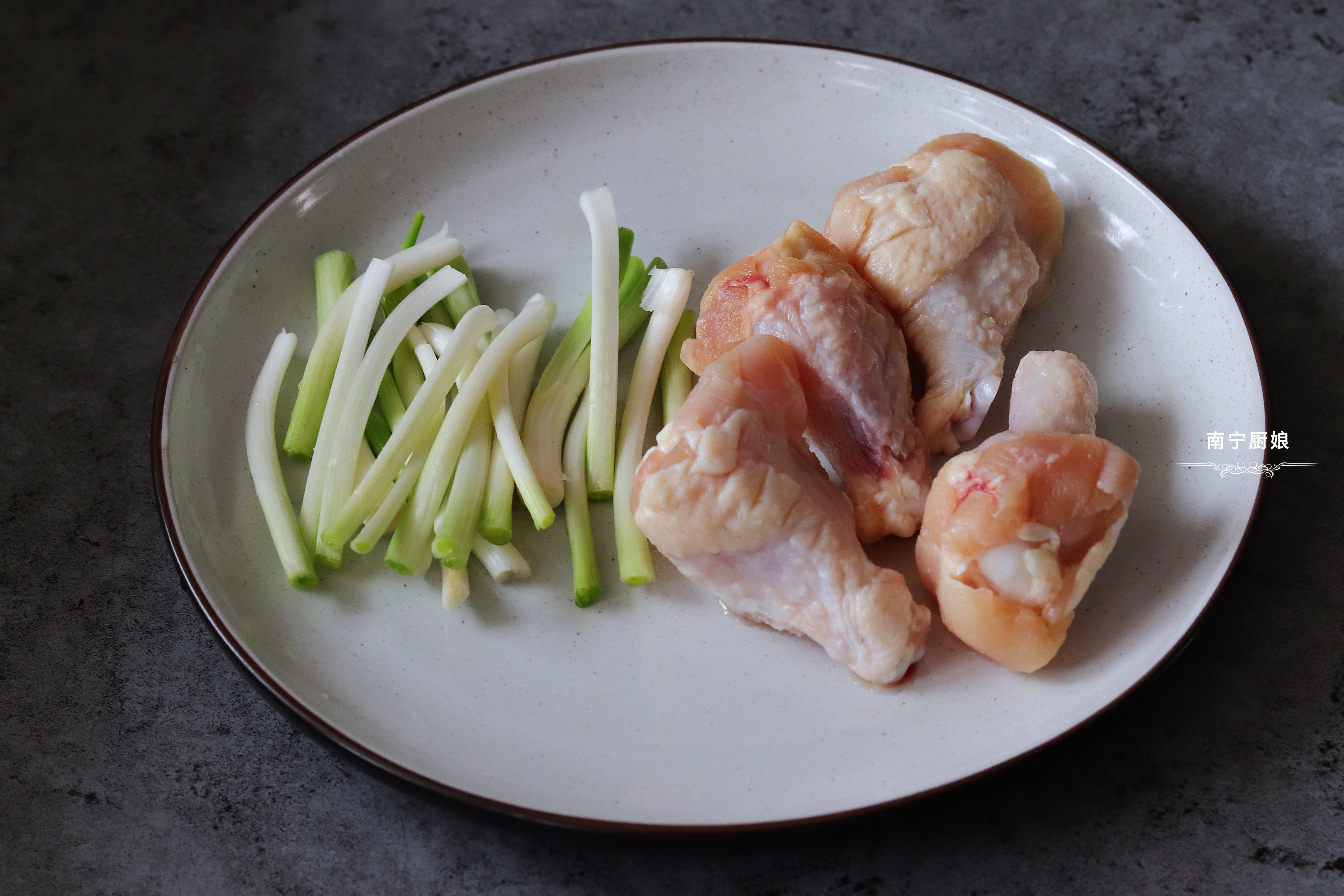 把4个鸡腿丢进锅里简单一焖，出锅变美味，一个人吃完一锅不过瘾