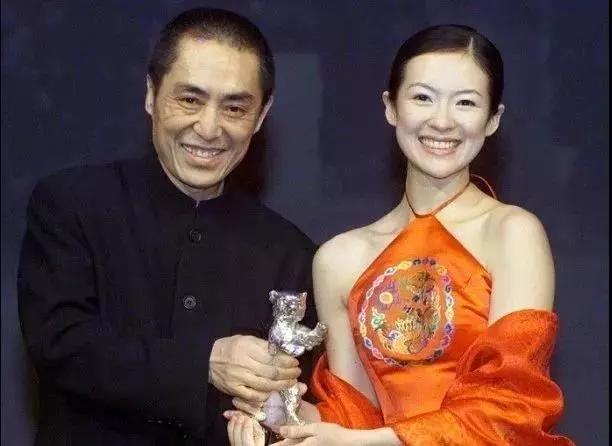 章子怡酒后手乱动，汪峰一脸尴尬不出声，她却