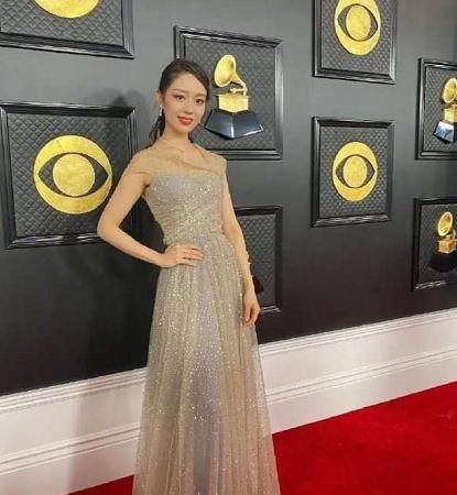 吉娜童年照曝光！吊带裙配短发真像假小子