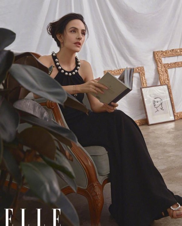 劉燁妻子帶娃出街，10歲諾一身高快赶超媽媽，五官和劉燁太像了