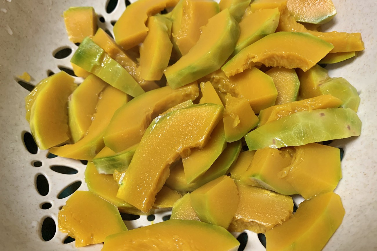 南瓜別只會煮粥喝，教你一個新吃法，軟糯鹹香，簡單營養又健康