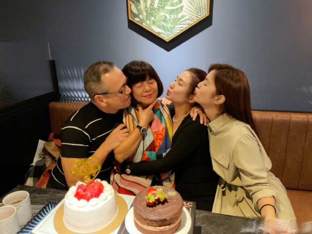 任家萱晒照为妈妈庆生，70岁任妈显年轻，一家四口相拥超有爱