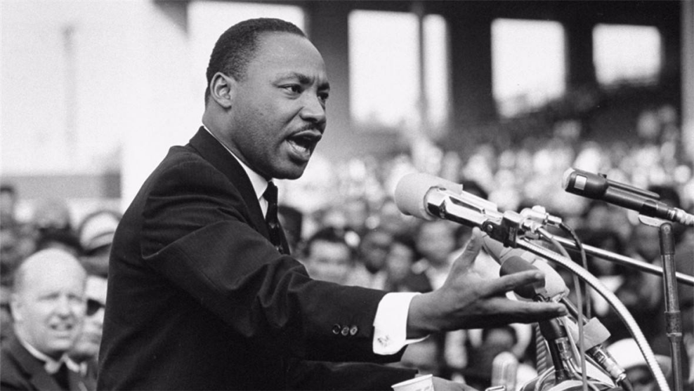 美国上演美丽风景线：警察暴力虐待黑人致死，民众趁机上街打砸抢