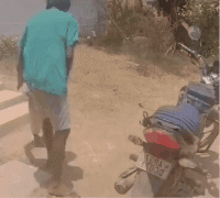 爆笑GIF动态图：好人太难了，让她男友追了整整三条街