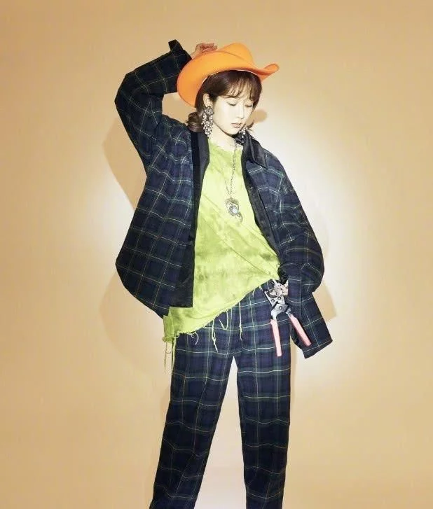 杨紫私下尝试“佟年穿搭”，开始想求同款，看