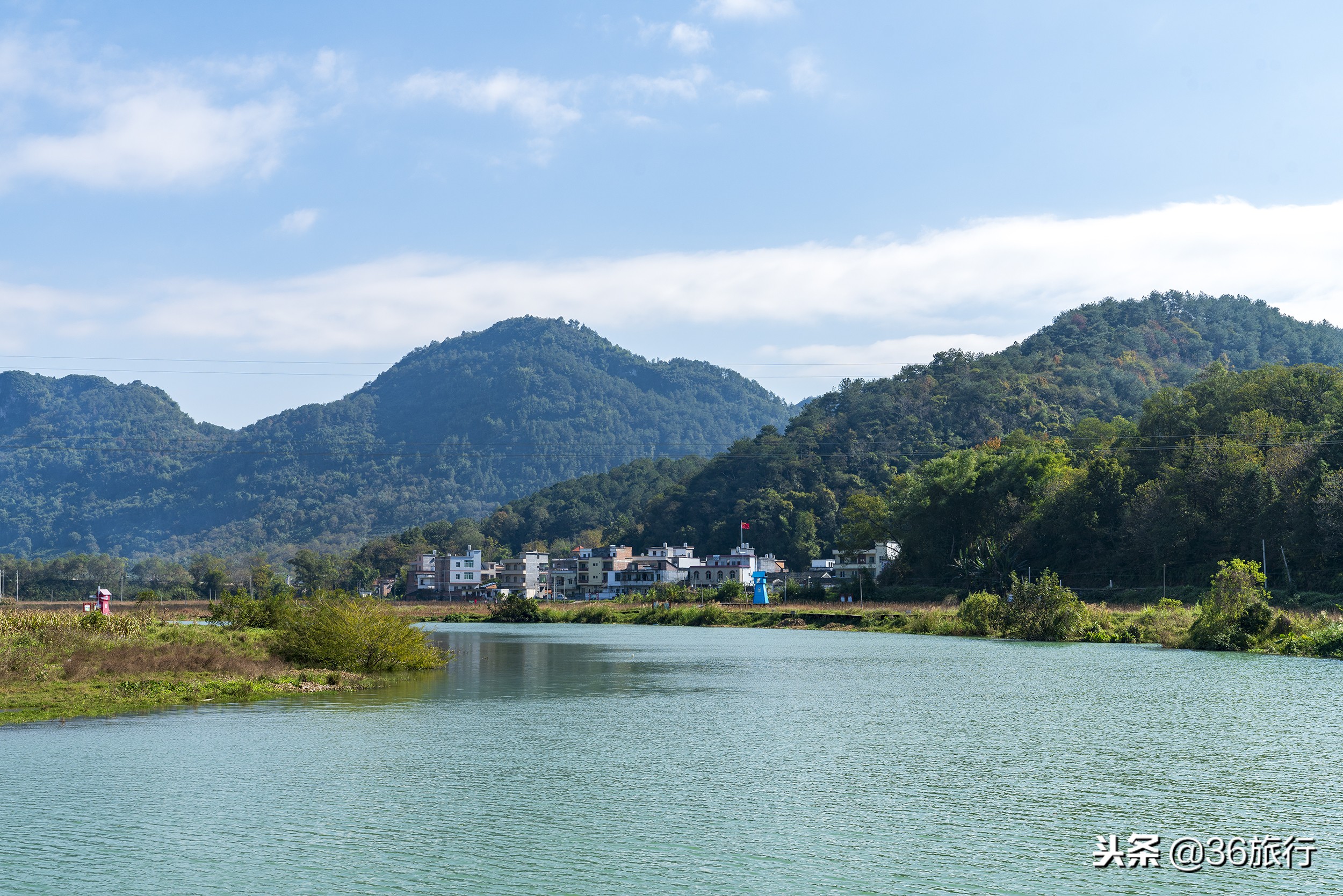 沿国道323线向背岭方向行走，一路景致美不胜收