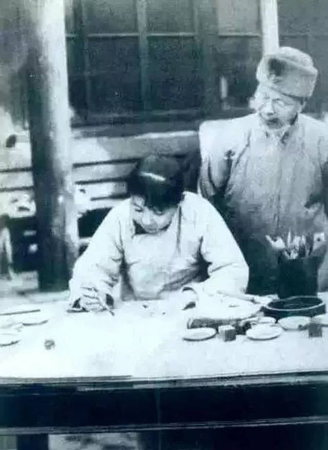 妻子画了一幅虾，齐白石看完说到：画的跟我一