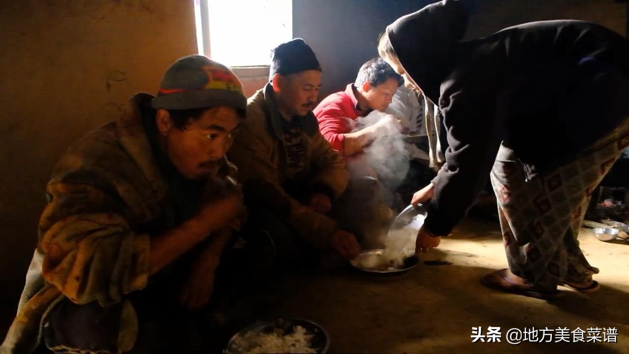 中国小伙在尼泊尔山区花96元砍了8斤猪肉，请当