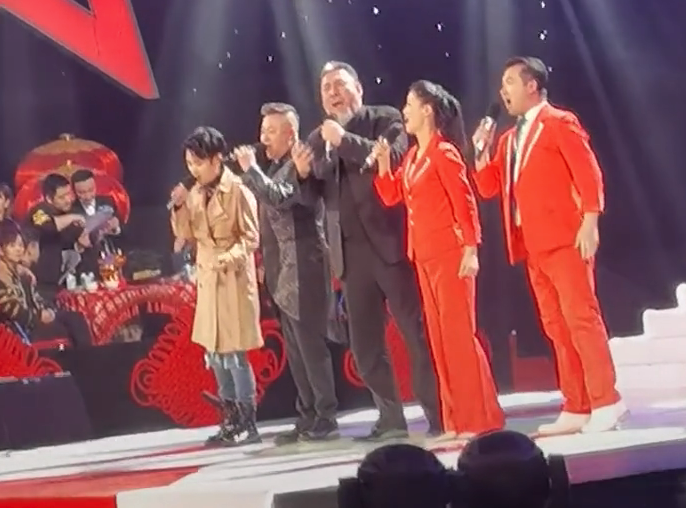 星光大道彩排曝光，朱迅小尼台下状态惹争议，斯琴高娃发福太明显