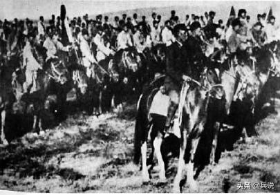 陈锡联路上撒大洋，敌人争抢，红军杀回马枪，