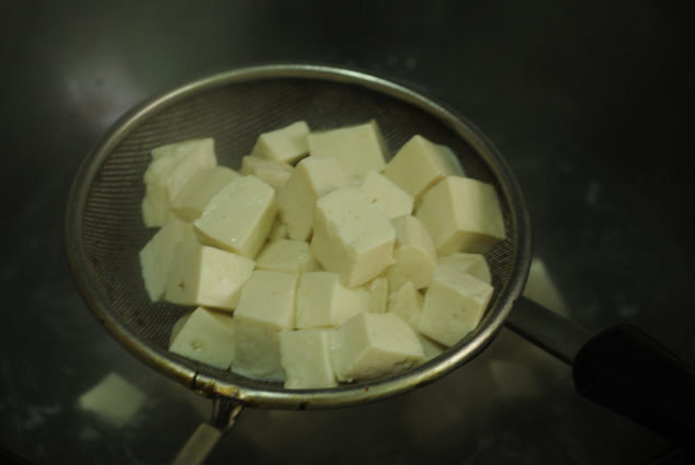 When frying pig blood, it is best not to put it in the pot directly. Do one more step. The blood is smooth and not fishy. It is delicious