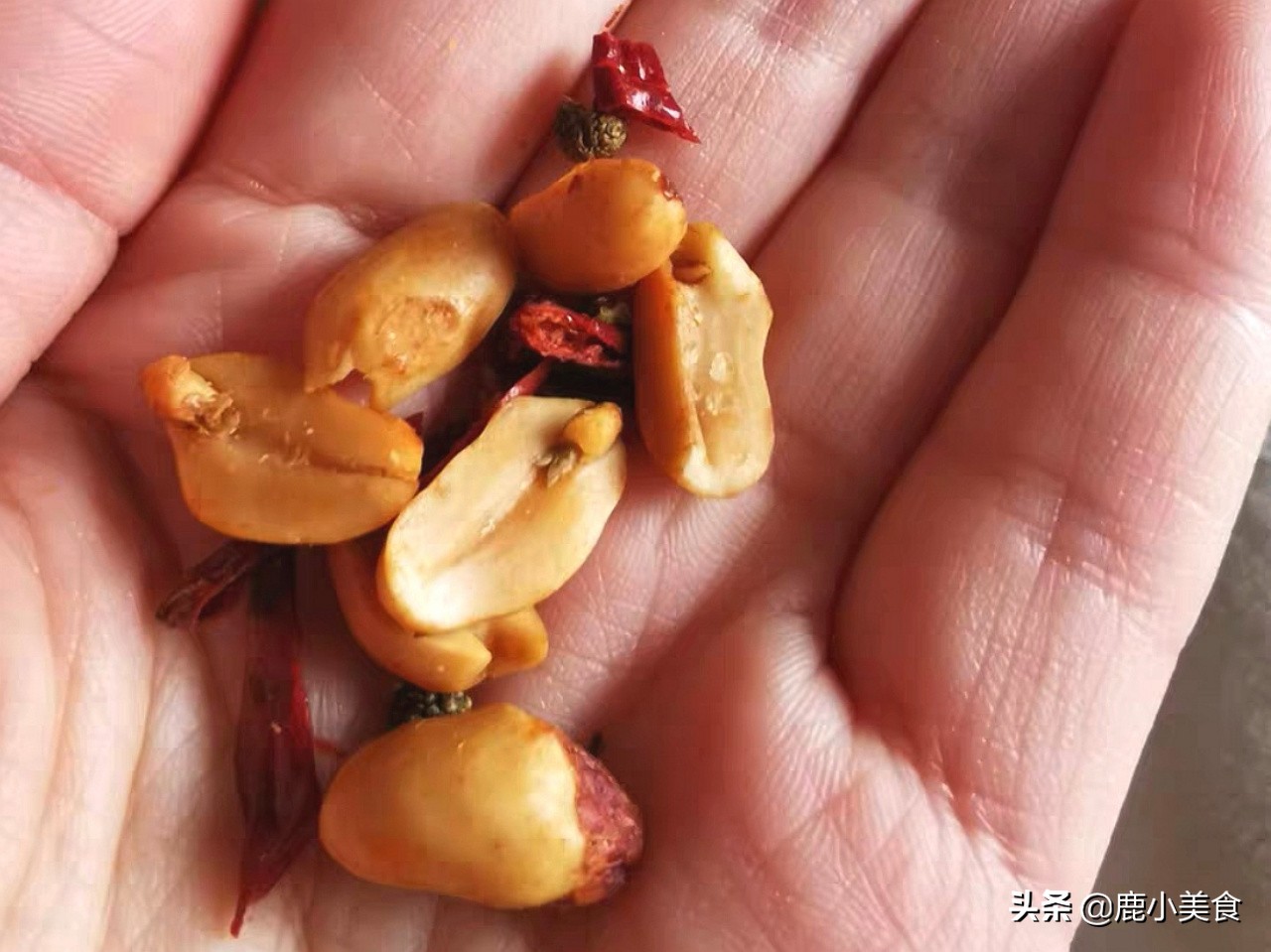 酒鬼花生如何做好吃？牢记“一泡二掰三冻”，香辣酥脆，好吃过瘾