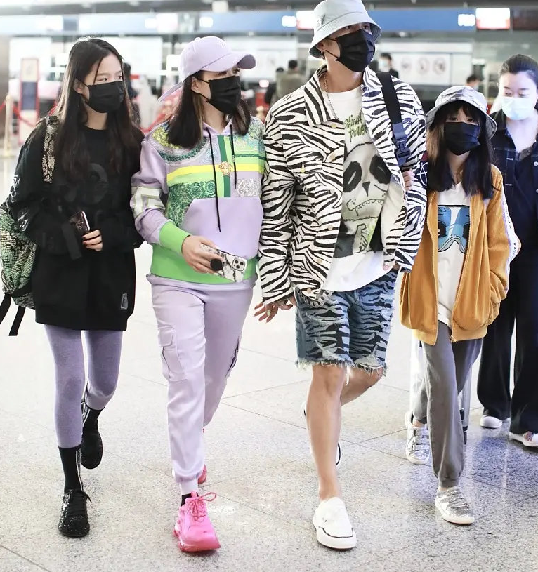 鐘麗緹張倫碩一家四口齊現身，手挽手超溫馨，兩個女兒長高了不少