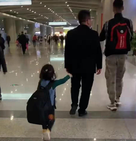 爸爸为防止女儿走丢放出“大招”，网友：这个做法很新颖