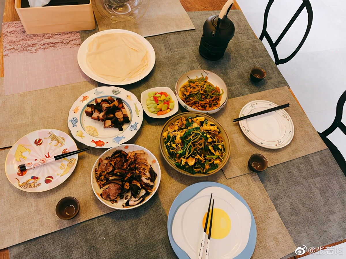 张若昀为唐艺昕下厨，家里一个盘子就得上千！食材普通人都买不到