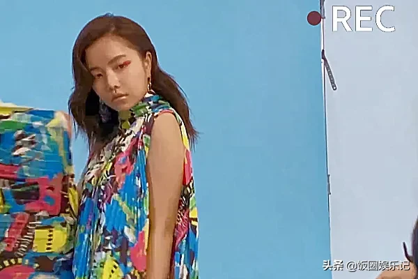 训练生精修VS幕后，刘雨昕和安崎差在肤色，孔雪