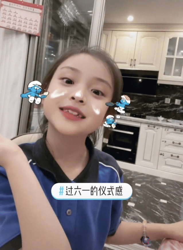 李小璐深夜为女儿准备六一礼物，甜馨穿校服可爱出镜，贾乃亮缺席