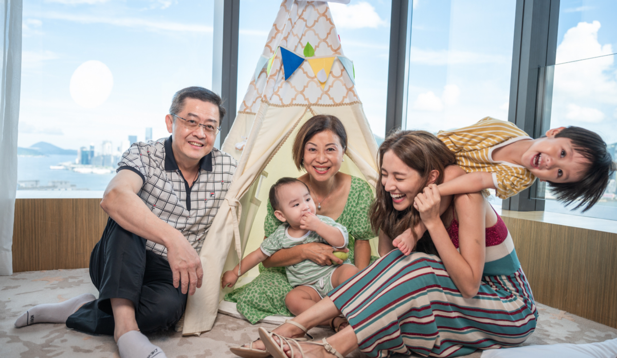 港姐陈凯琳晒家人合影，泳池嬉戏素颜皮肤白，儿子眼睛超大像葡萄