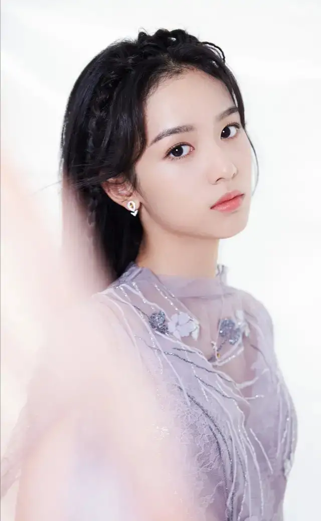 千秋无绝色，悦目是佳人。