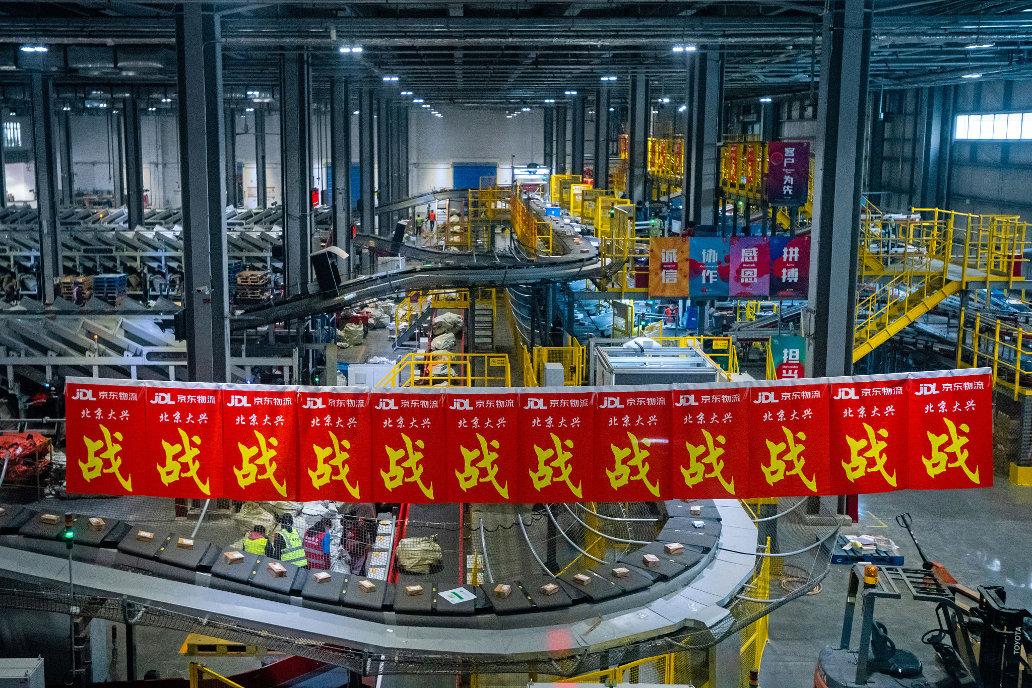 刘强东「复出」搞团购，京东急什么？