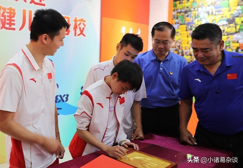 全红婵太难了！穿着奥运领奖服见领导，出了一身汗，撸起袖子签名