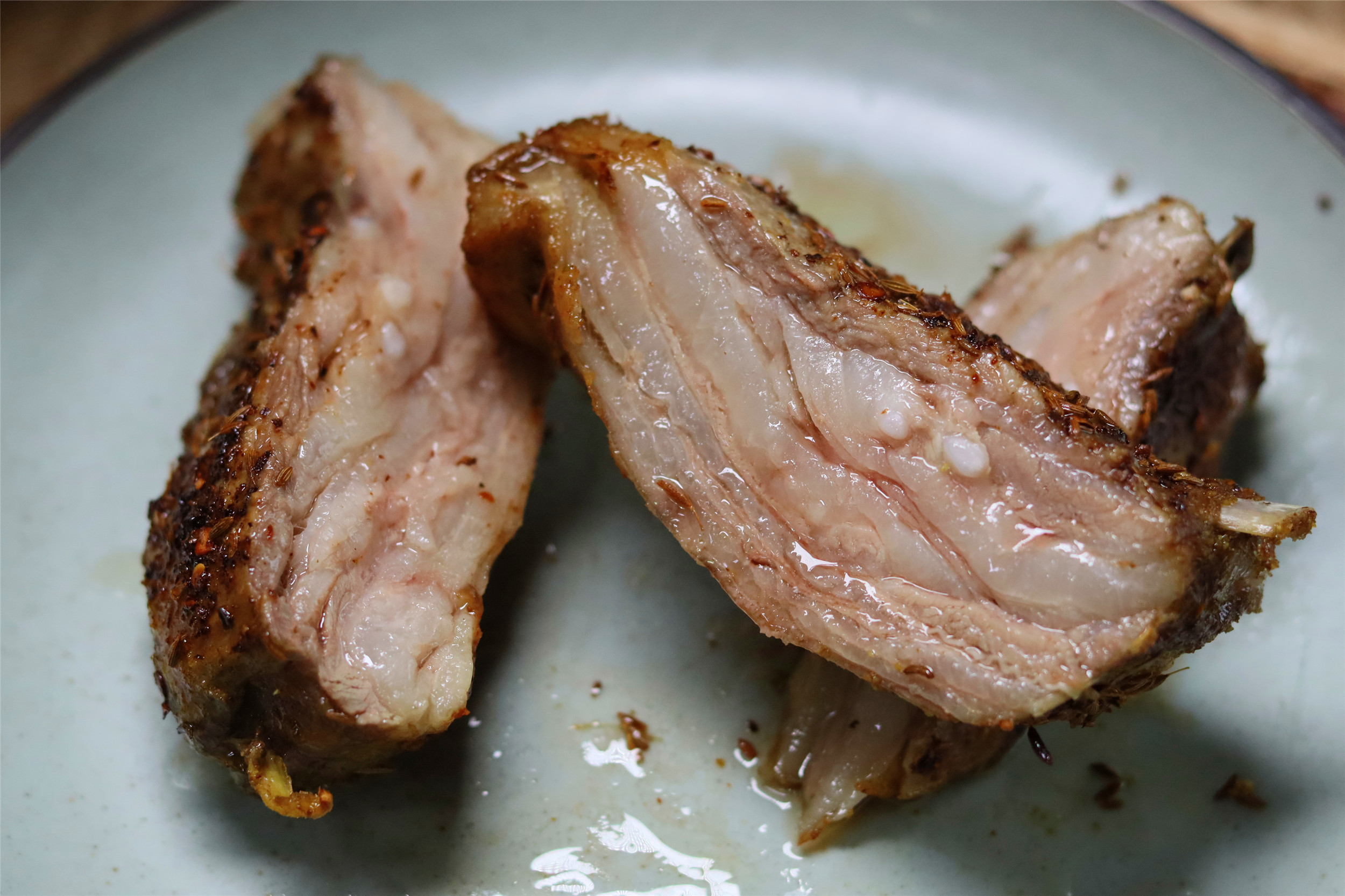 在家烤羊排、羊肉串，记住“1焖2烤3撒料”，汁水饱满，外焦里嫩