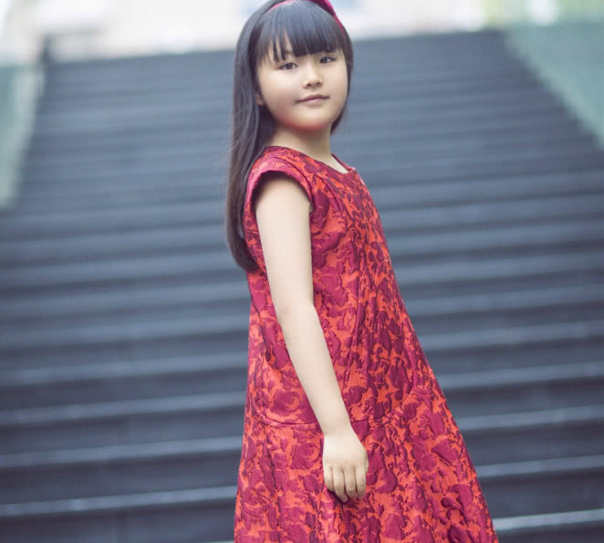 李湘晒出女儿10岁的近照，脸蛋不再是胖嘟嘟，王