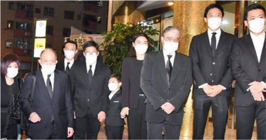 霍启刚抱女儿坐地铁感受生活，三岁霍中妍越长越美太像奶奶朱玲玲