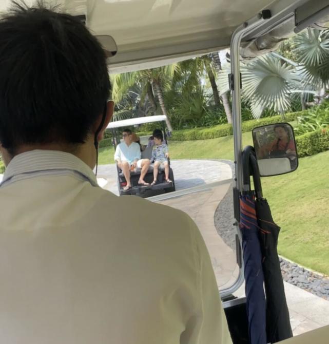 杜江和霍思燕一家出遊，神秘小女孩再現身，露側臉與霍思燕熱聊