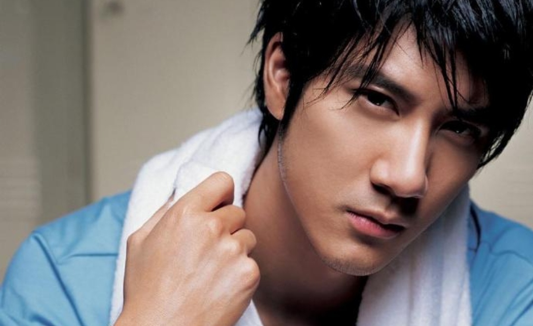 45岁王力宏生日晒照变样！满脸胡须看不见嘴巴，扎辫子长发到肩膀