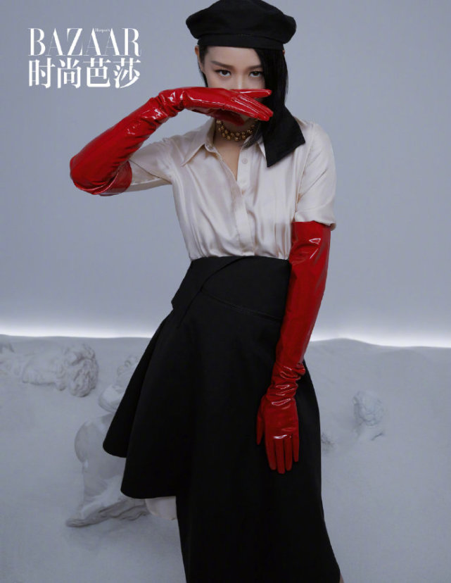 胡杏兒懷三胎後登雜誌封面，全程巧遮孕肚看不出孕相，真時尚孕媽