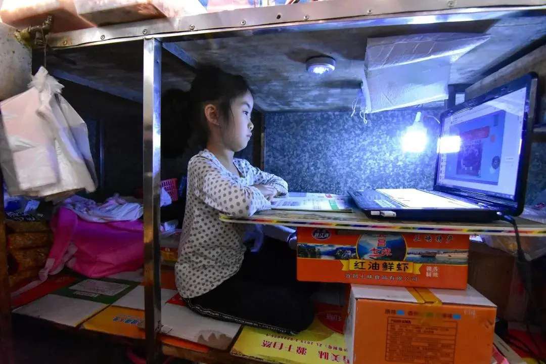 小学生在案板下学习一个月！网友：孩子，你努