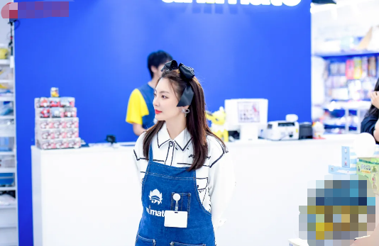 红毯女神张雨绮出席活动翻车？松糕长裙造型雷人，网友：像圣诞树