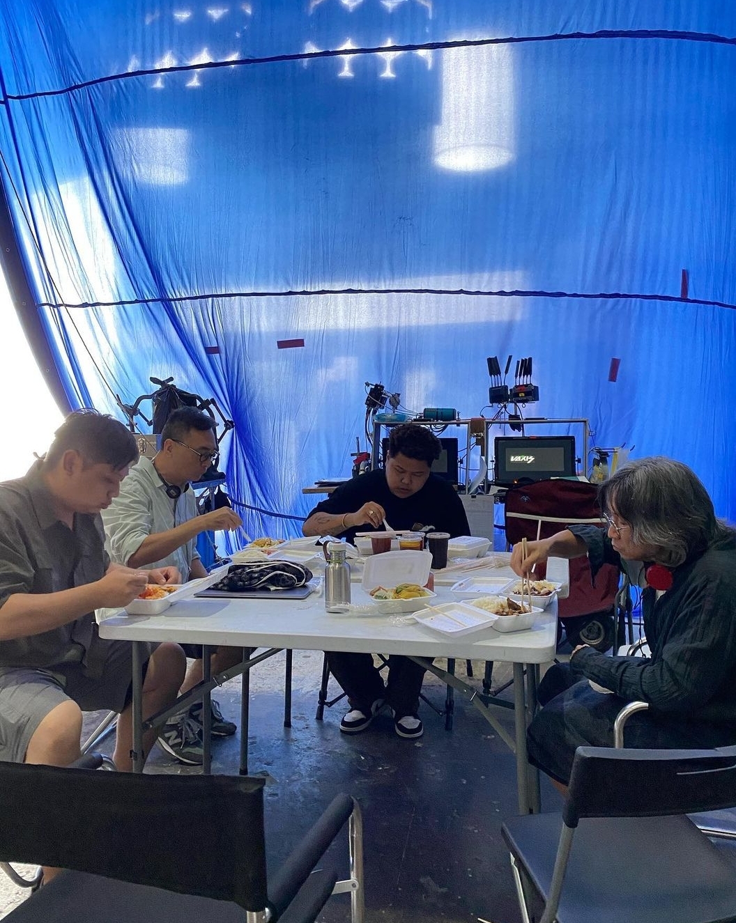 吴君如晒夫妻合影罕见秀恩爱，幽默吐槽陈可辛探班是为蹭剧组盒饭