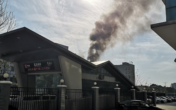 浦东绿科路一建筑起火 消防迅速扑灭无人伤亡