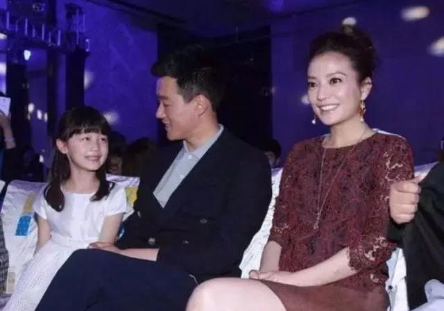 41歲趙薇與37歲董洁同框出席活動，只差4歲一個像少女一個像大媽