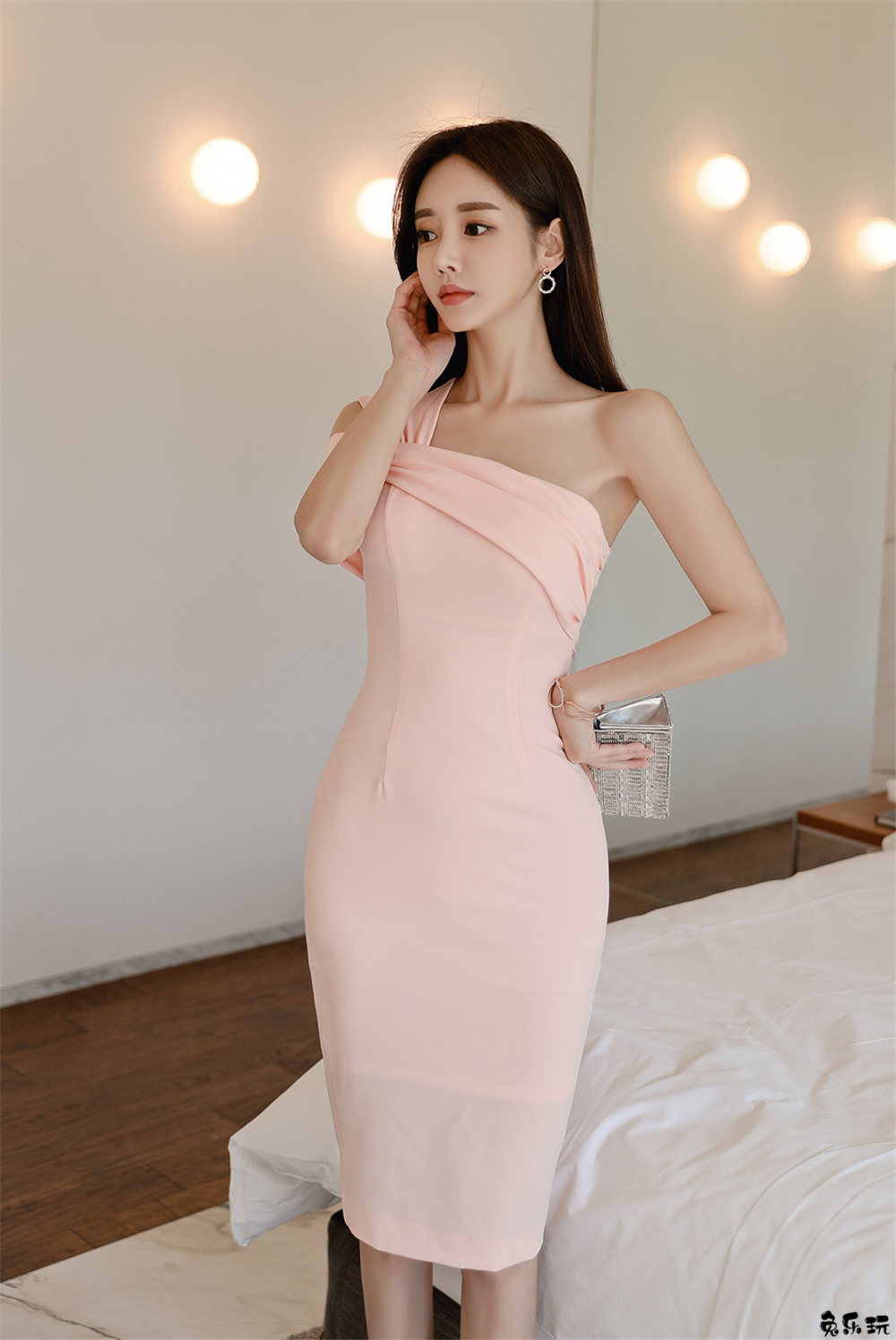 孙允珠·巴黎香颂粉红果酒蝴蝶斜肩裙