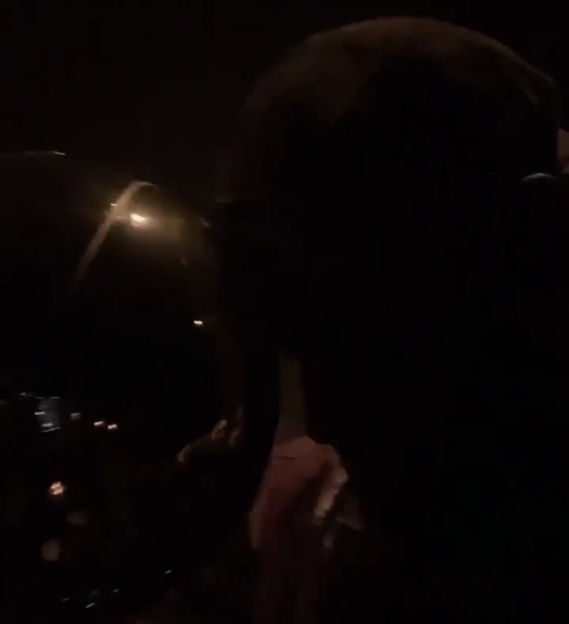 詹皇深夜抱獎杯不撒手！ 家中赤膊訓練太拼了，5歲女兒陪練好暖心