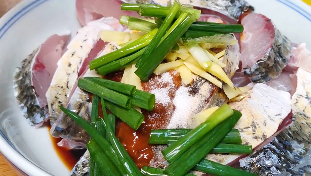 冬天要多吃魚，學會懶人做法，鮮香嫩滑味道足，出鍋就是大硬菜