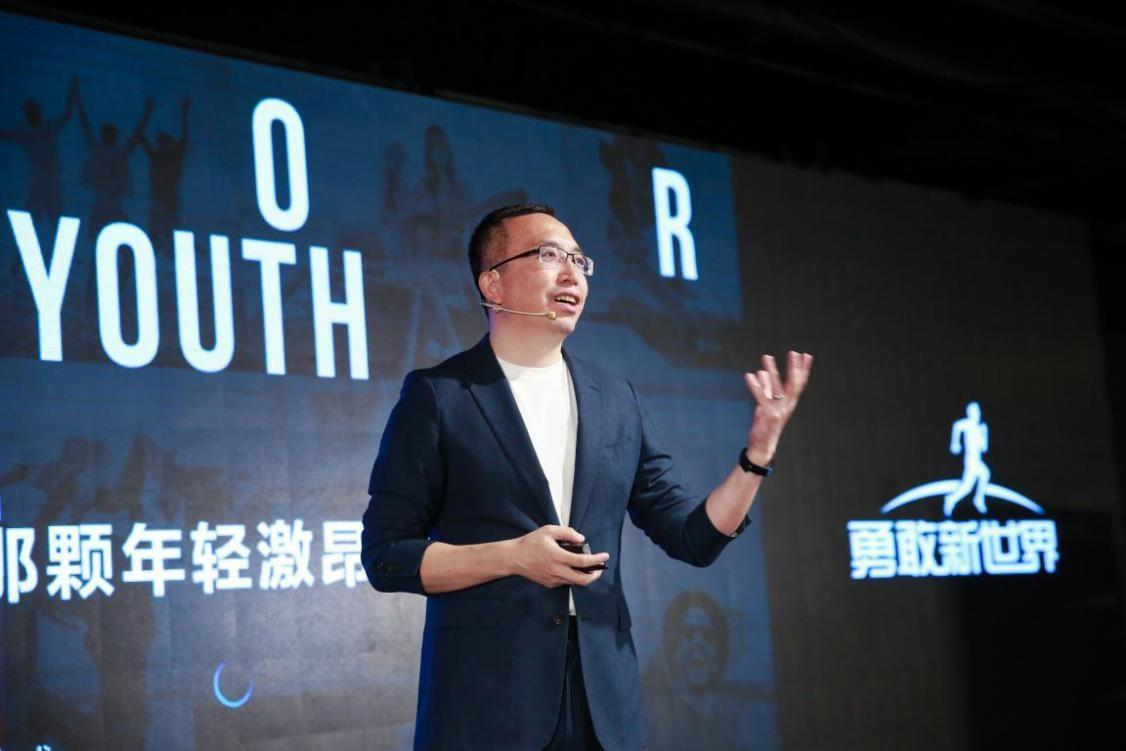 独立后的荣耀交出了第一份答卷，终于“他”也变成了“打工人”