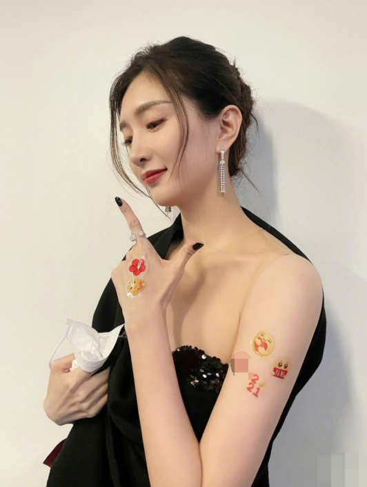 江疏影黑色长裙现身活动，肤色白皙透亮，也太