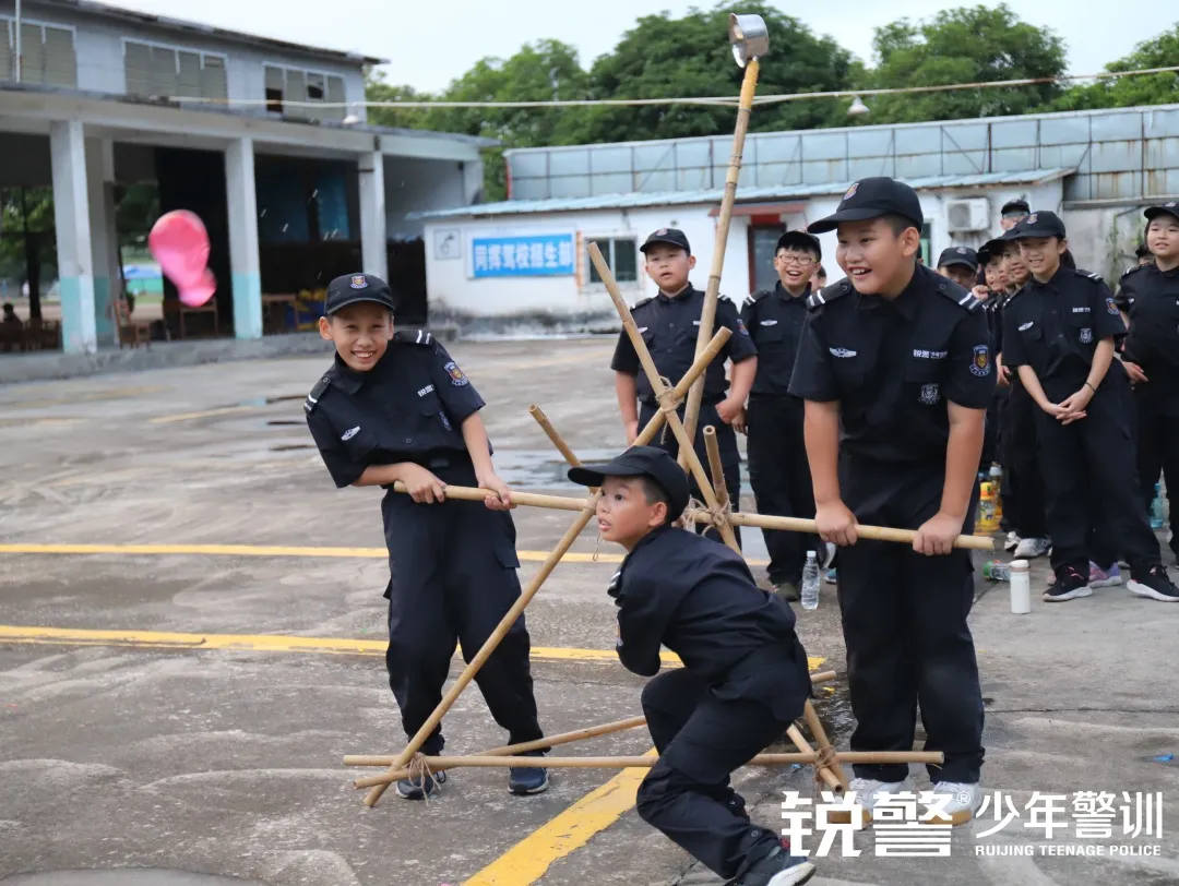 锐警少年警训夏令营：勇往直前，少年英姿勃发