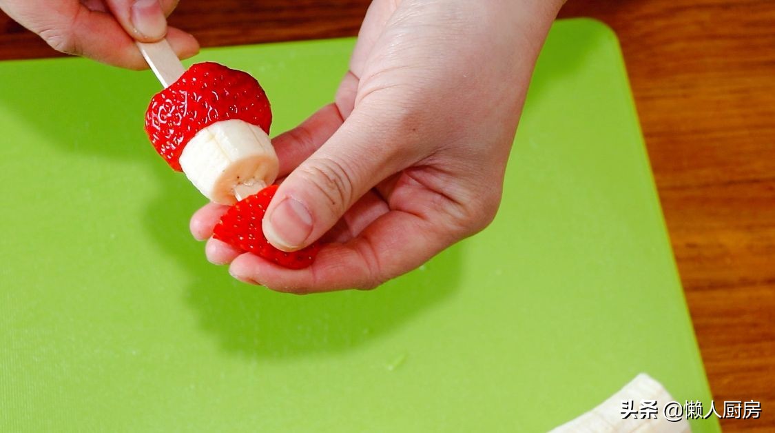 做糖葫蘆時，注意2點，做出來的糖葫蘆不黏牙，不粘手，不反沙